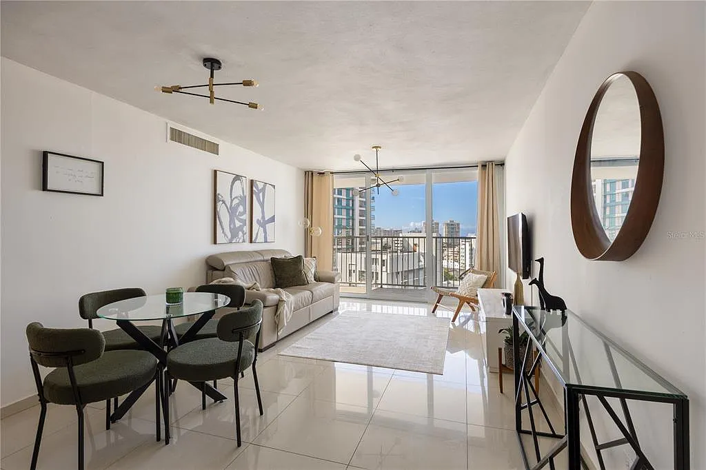 2 bed, 1.0 bath, 935 sqft, $2,640 — Photo 3