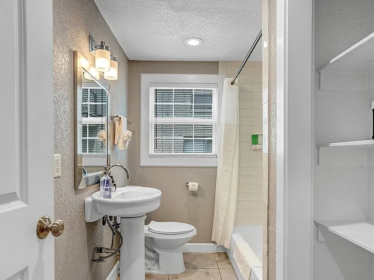 Charming 2-bedroom, 1-bathroom apartment! — Photo 14