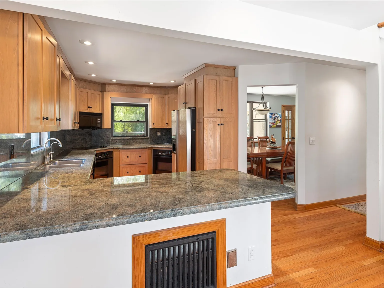 4 bed, 3.5 bath, 3568 sqft, $5,900 — Photo 2