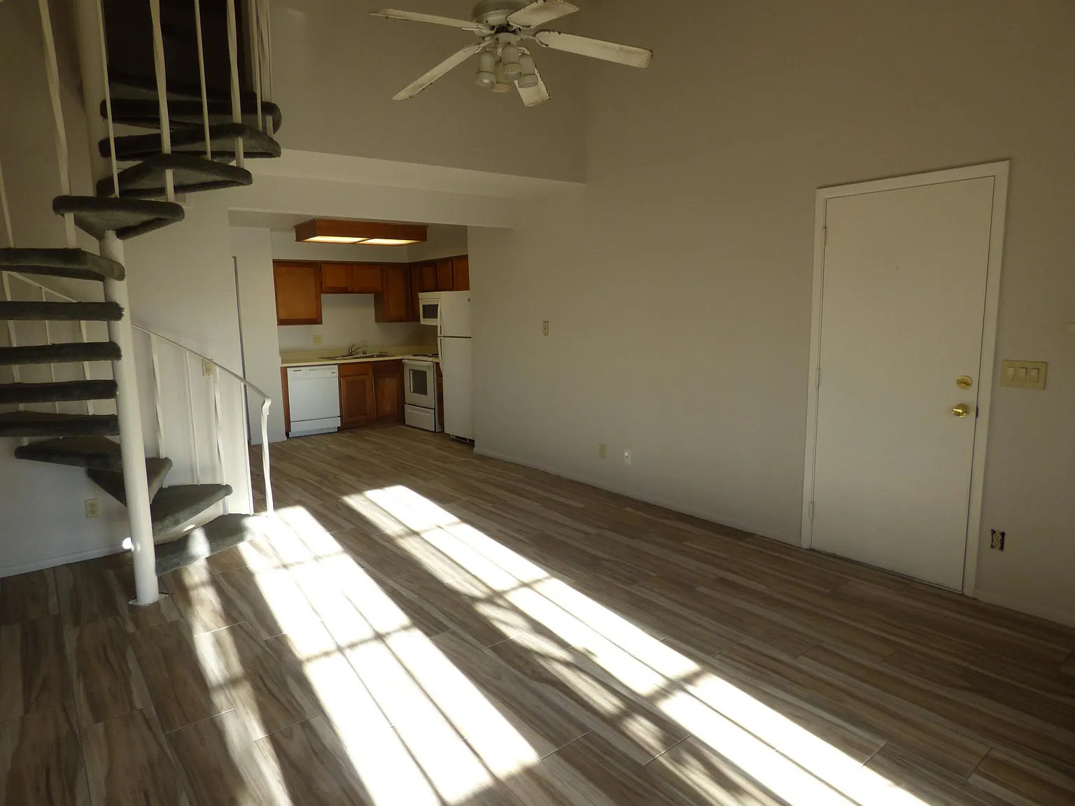 2 bed, 900 sqft, $1,400 — Photo 2