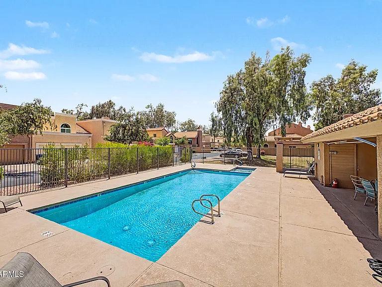2084 N Sunset Dr — Photo 35