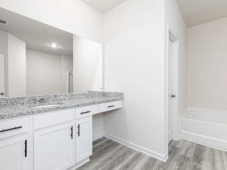 644 Mackenzie Cv — Photo 14