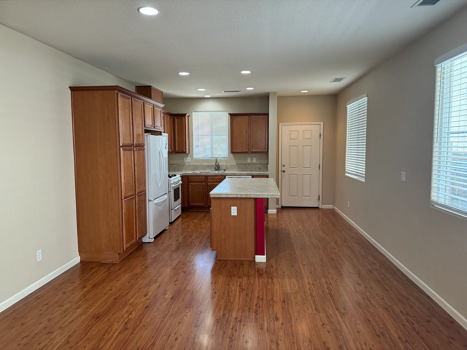 3 bed, 3.0 bath, 1723 sqft, $2,575 — Photo 3