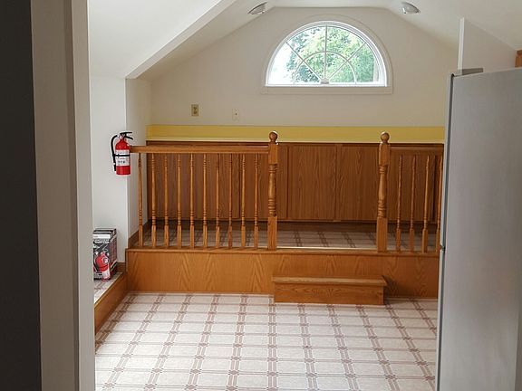 charming breakfast nook with cable access