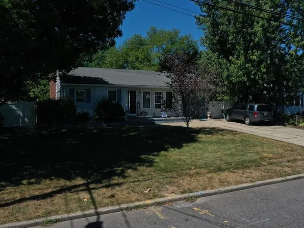 6 Marsha Ln, Brentwood, NY 11717