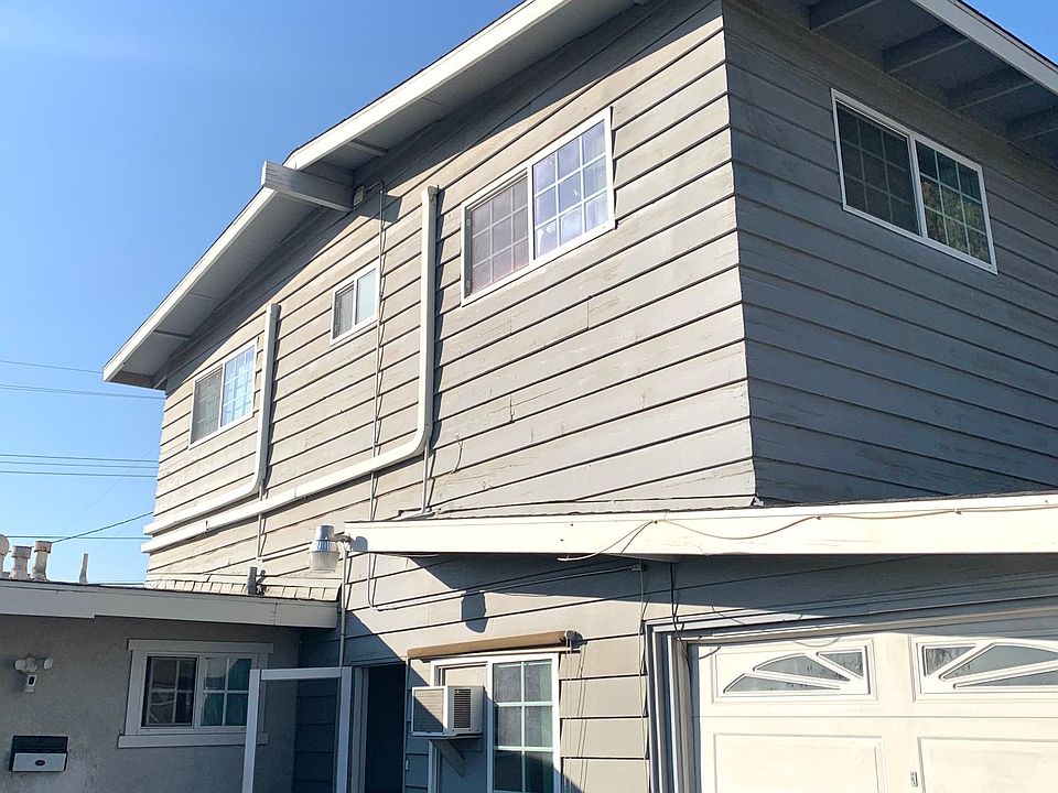 2 bedrooms up top, downstairs living room & kitchen.
