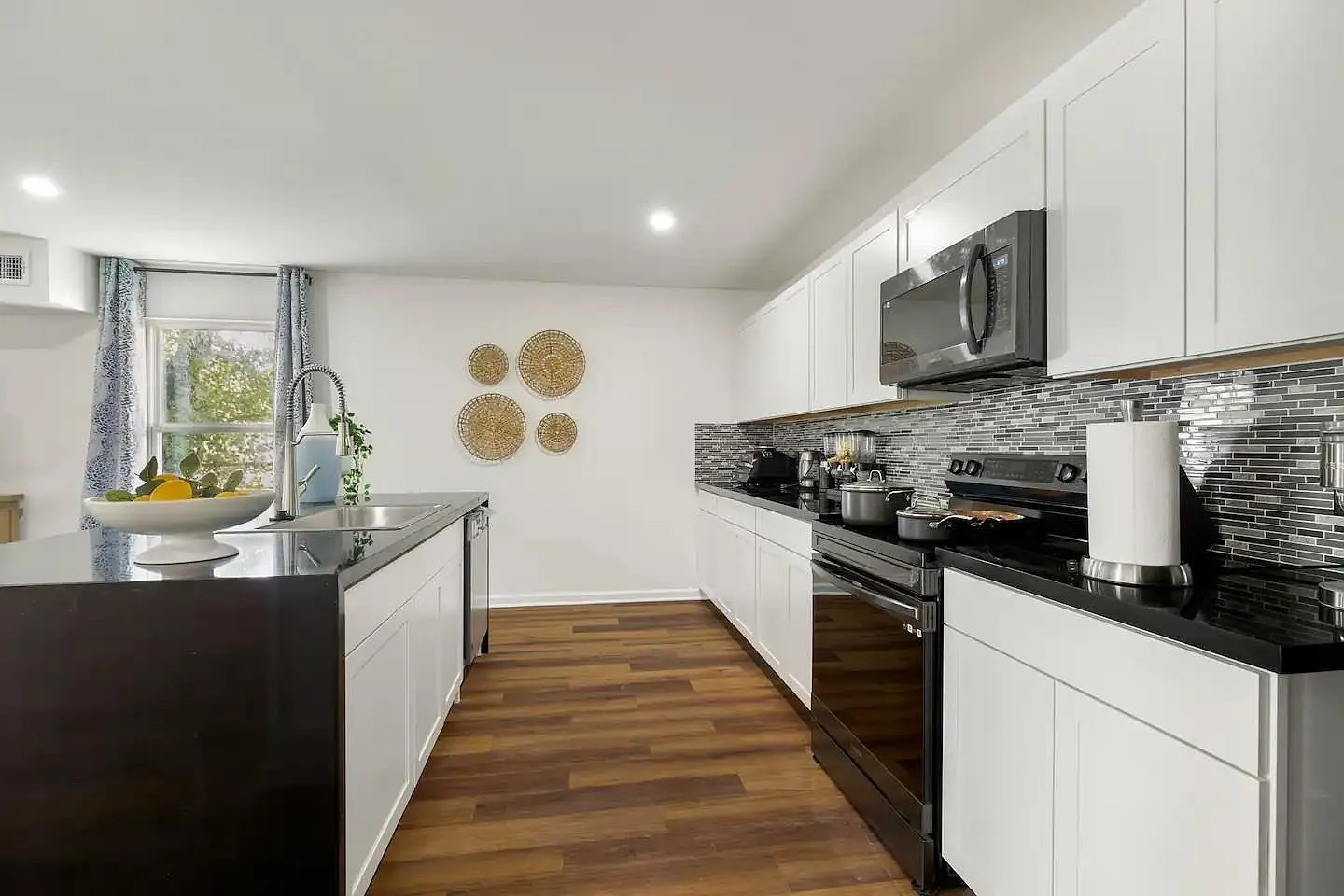 9 bed, 9.0 bath, 5548 sqft, $7,000 — Photo 4