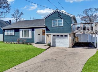 357 Deauville Blvd, Copiague, NY 11726