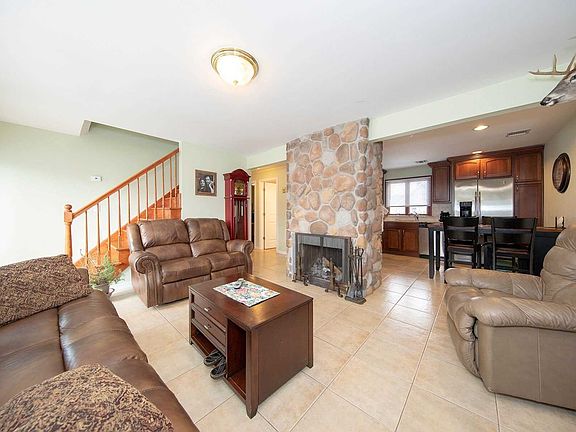 5th image of 32 Potter Ln