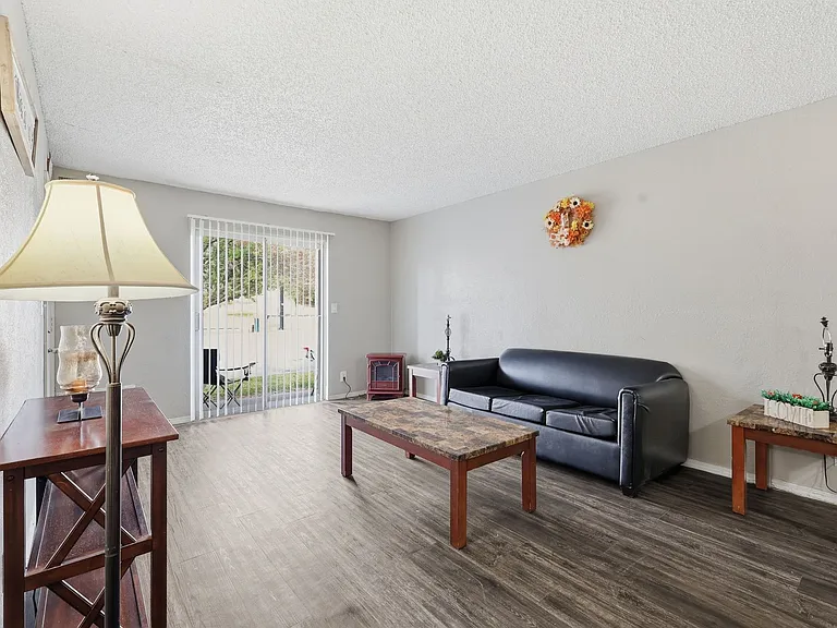 Woodland HIlls Apartments — Photo 8