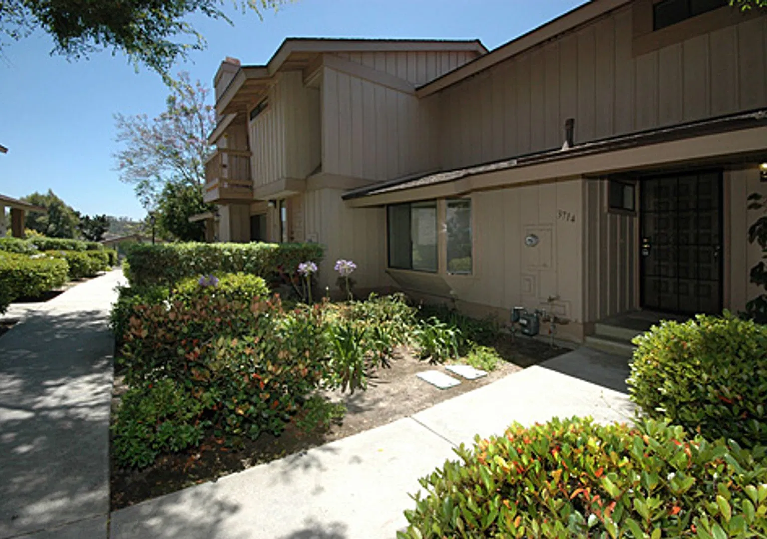 Beautifully Upgraded 2 Bedroom Condo in El Camino Club Estates! — Photo 2