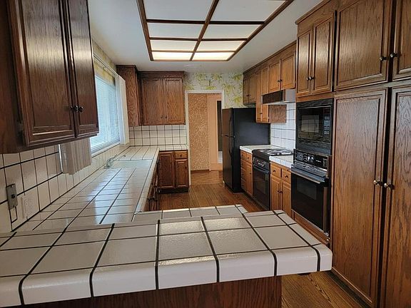 3rd image of 757 Christine Dr