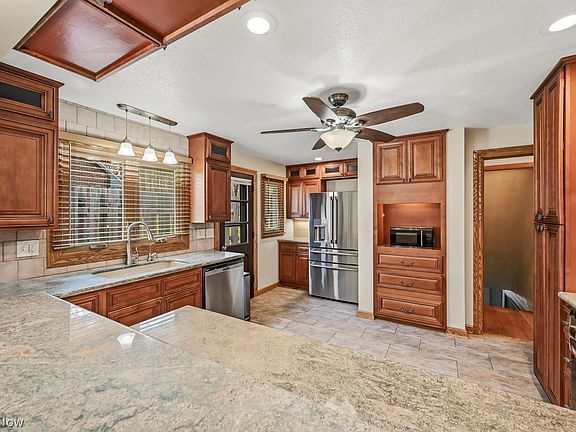 4th image of 444 Grandview Ave