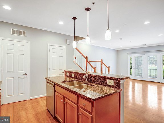5th image of 20638 Sibbald Sq
