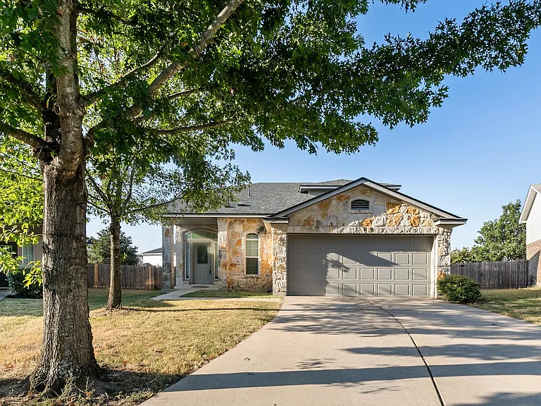 1205 Logan Dr — Photo 2