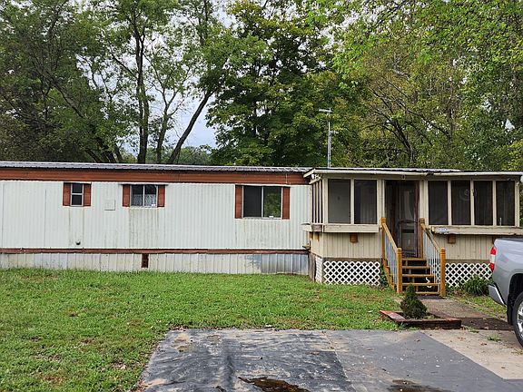 Single wide M/H with screened in porch