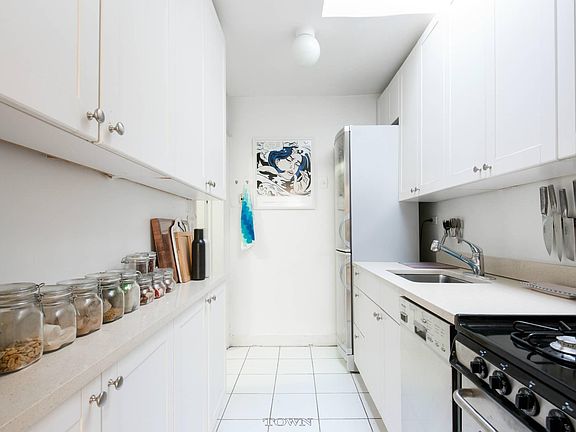 4th image of 217 W 13th St APT 3