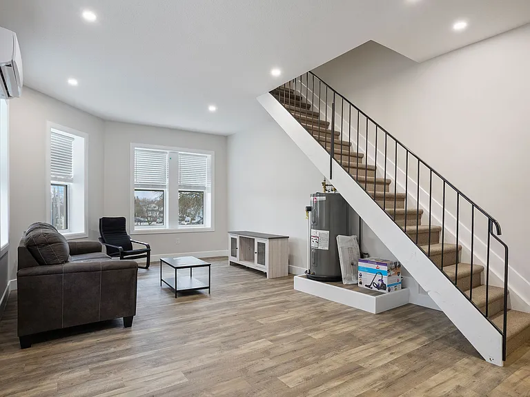 537 Talbot St — Photo 29