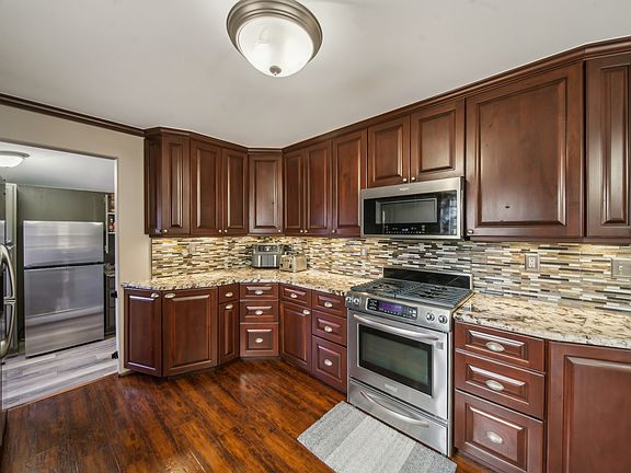 2nd image of 520 N Cedar Ave