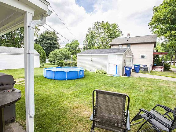 4th image of 834 Young St
