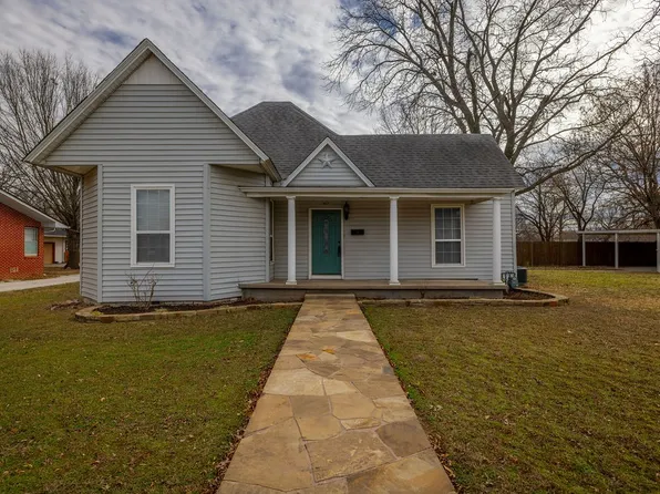 907 N Mill St, Bowie, TX 76230