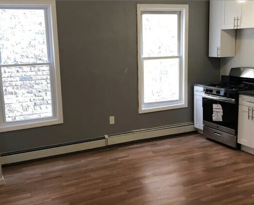 2 bed, 1000 sqft, $1,900 — Photo 3