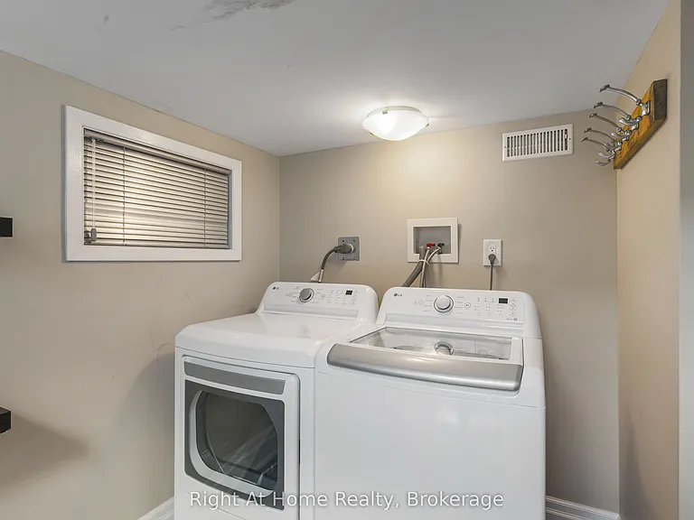1042 Saint Clarens Ave #BASEMENT — Photo 9