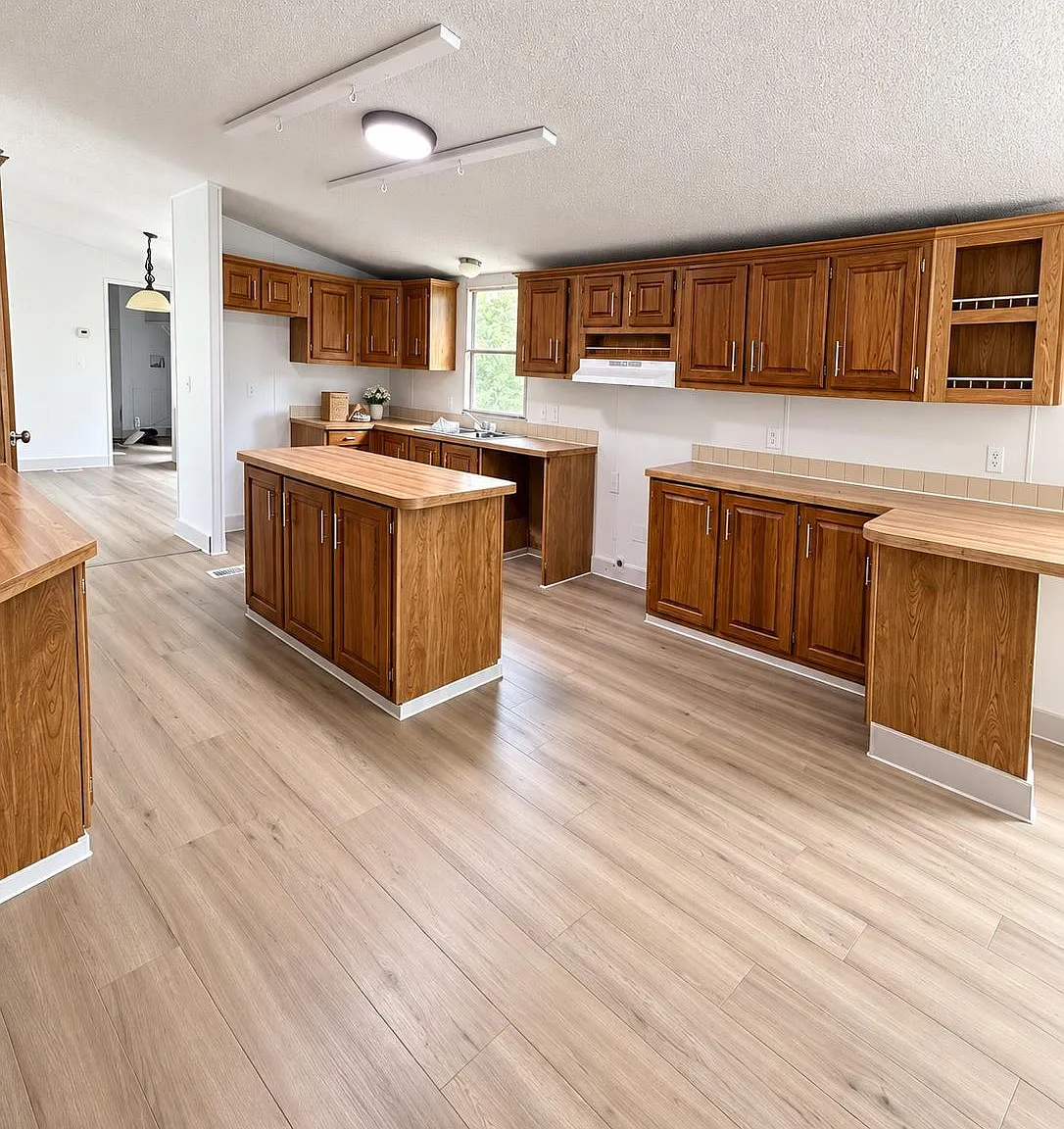 3 bed, 2.0 bath, 1915 sqft, $1,850 — Photo 3