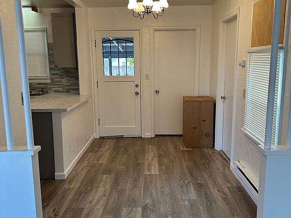3rd image of 1033 W Cascade Ave