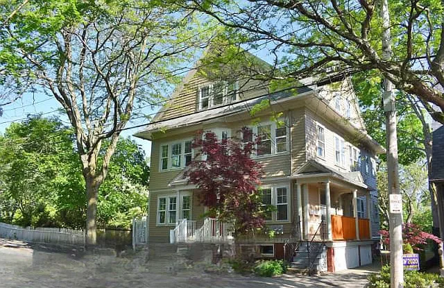 2 Barnes St #3