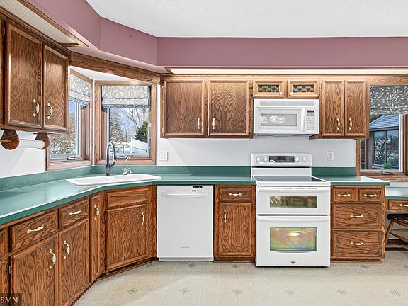 5th image of 2231 Queens Dr