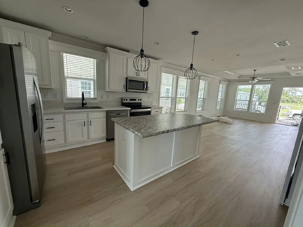 3 bed, 2.0 bath, 1356 sqft, $1,629 — Photo 2