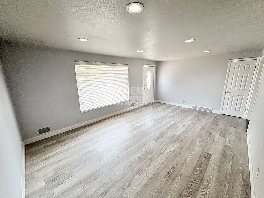Spacious 3BR Home with Finished Basement, Large Flex Spaces & Fenced Yard in Sunny Vale — Photo 3