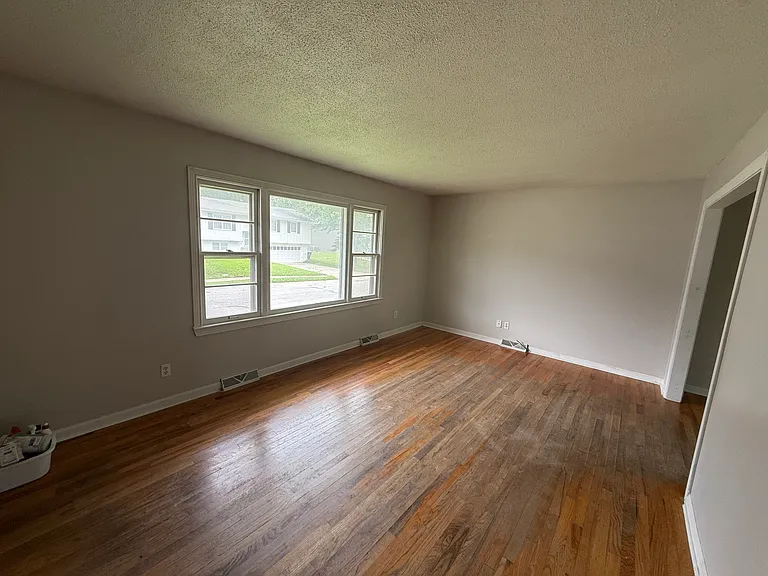 708 E Culton St — Photo 4