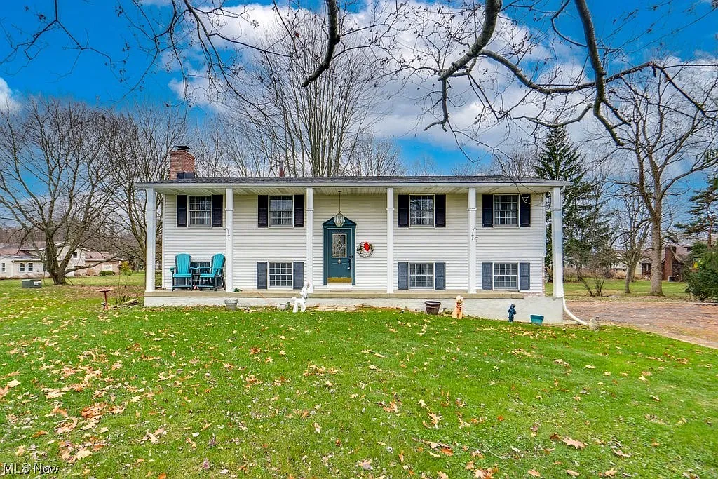 1916 Birk Cir NE photo 1