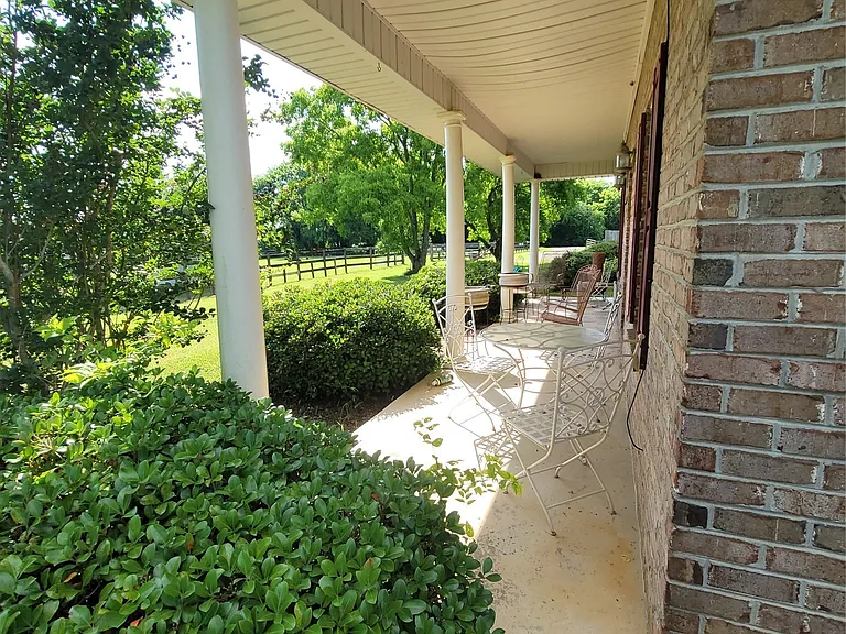 77 Groves Ln — Photo 3
