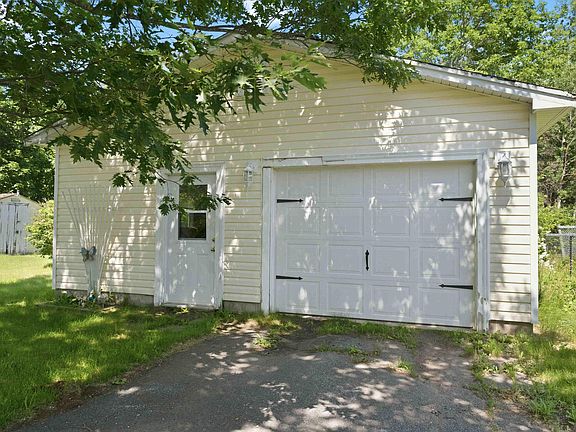 3rd image of 992 Howe Ave