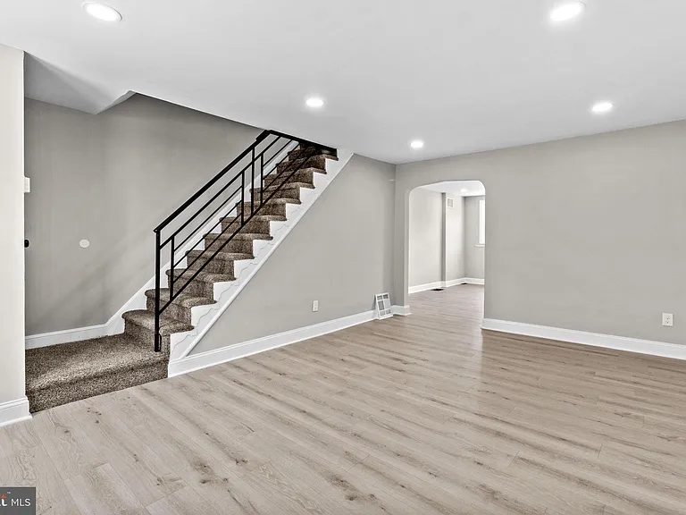 1072 Tremont Dr — Photo 2