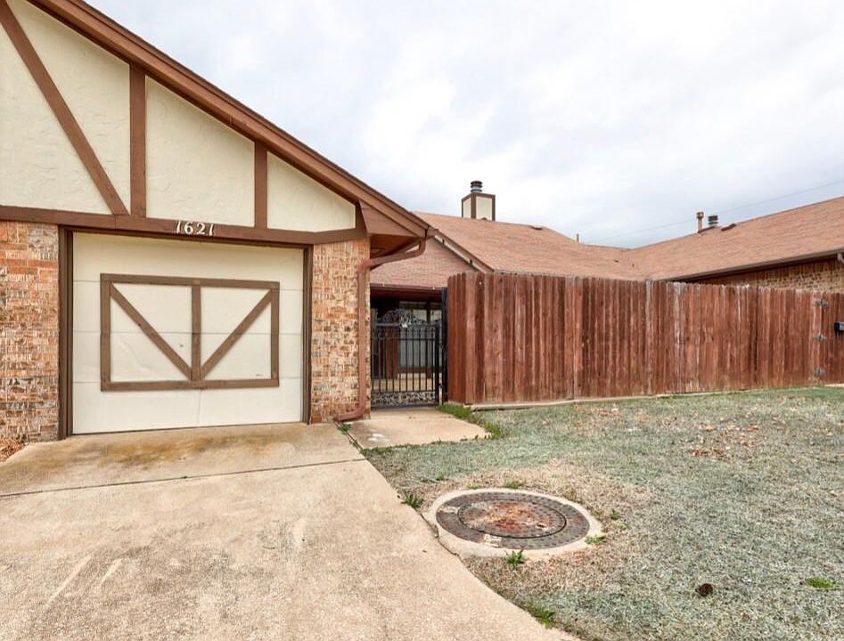 1st image of 1621 Queens Towne