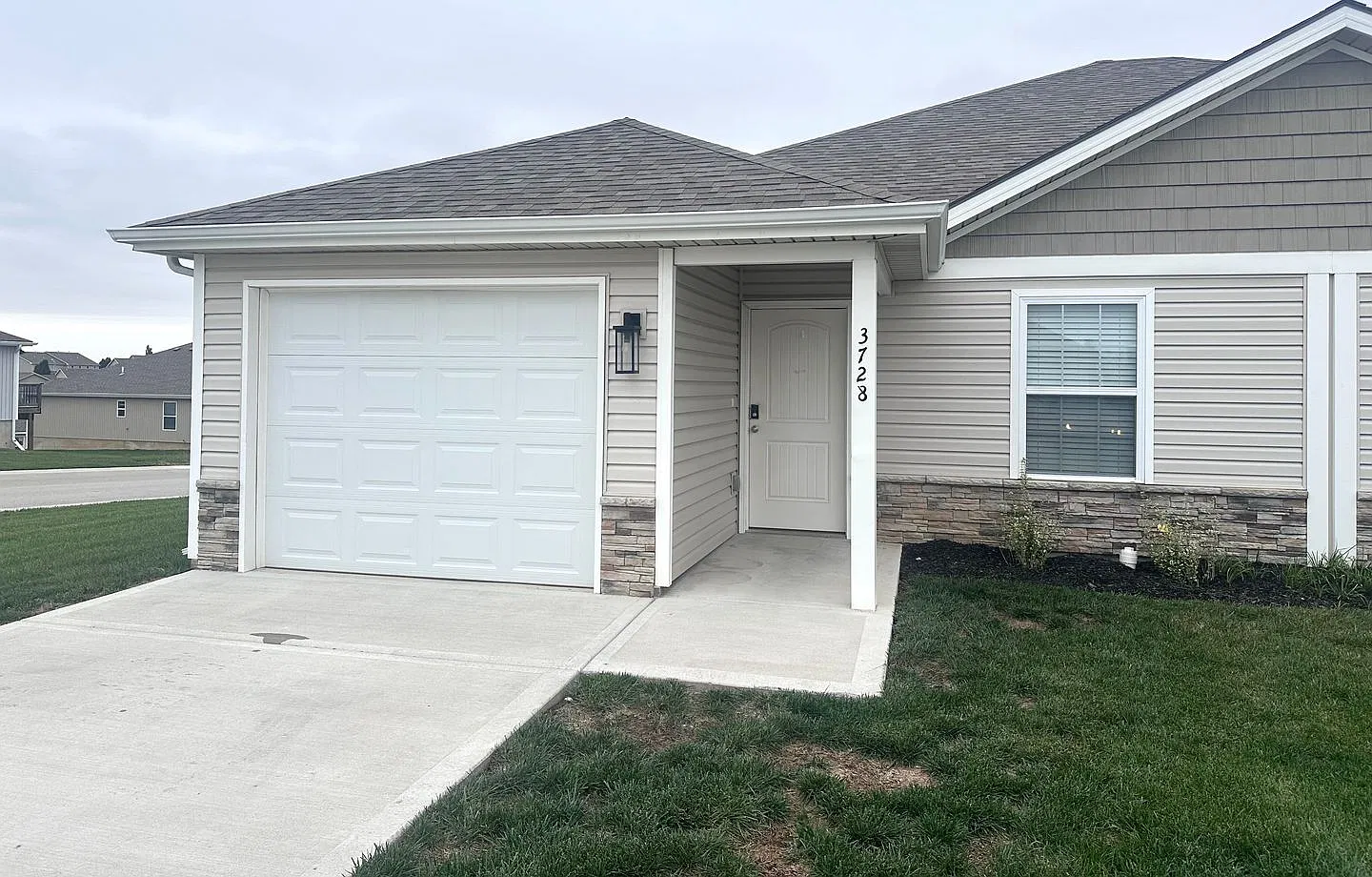 3 Bed | 2 Bath | 1 Car Garage Single Level Duplex in Kansas City w/ Move In Special (First Month ... — Photo 2