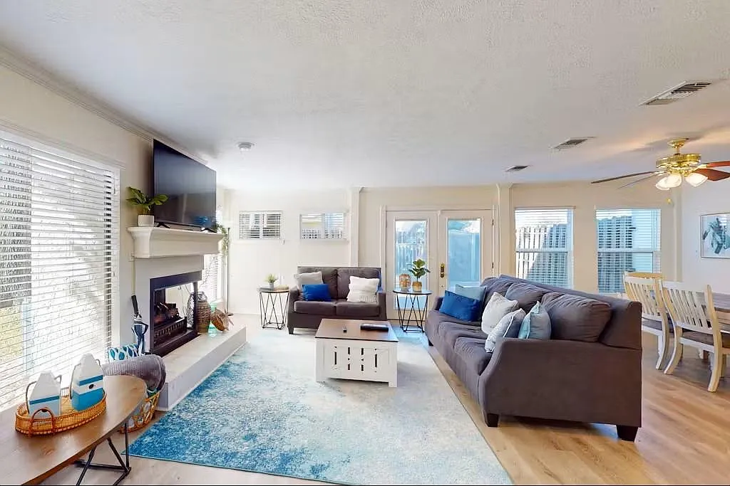3 bed, 3.5 bath, 1930 sqft, $1,695 — Photo 4