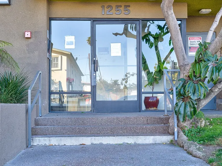 Orange Apartments — Photo 25