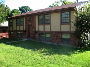 211 Emerson Ave, Bonner Springs, KS 66012