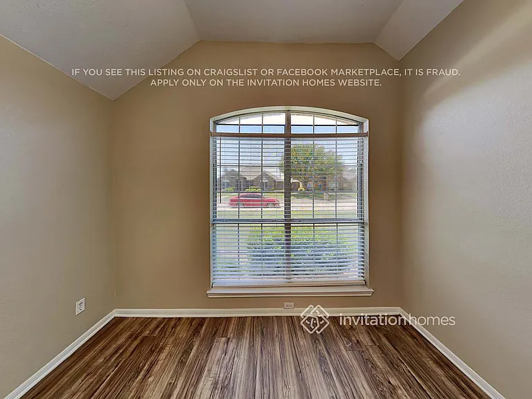 1046 Essex Dr — Photo 10