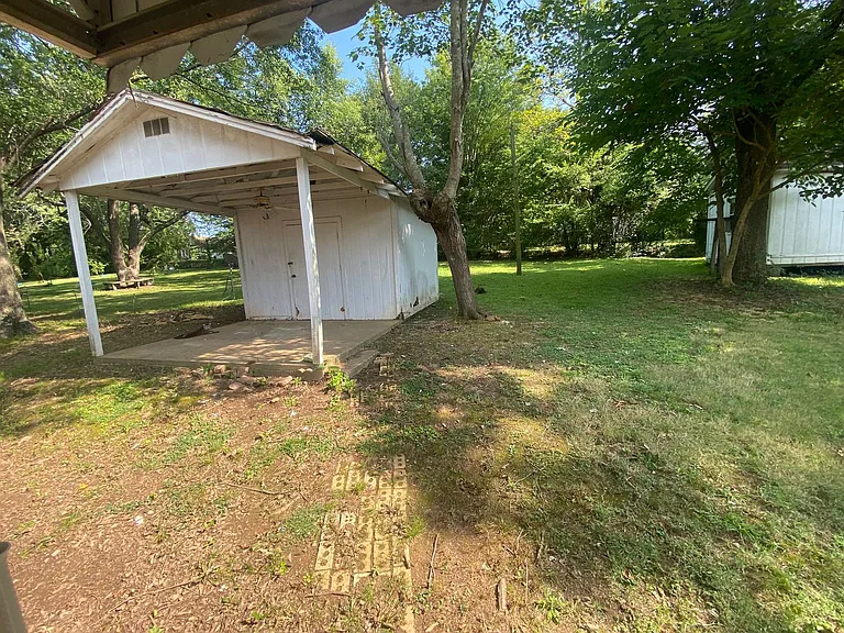 1305 W Vine Ave — Photo 21