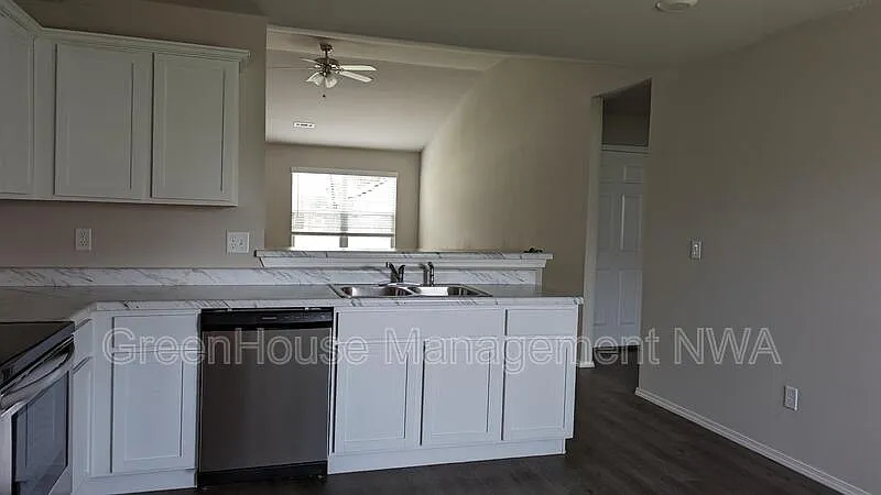 4 bed, 2.0 bath, 1470 sqft, $1,840 — Photo 4