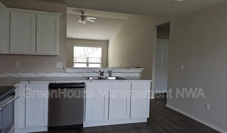 1771 Hermitage Dr — Photo 4
