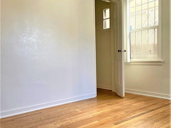 5th image of 2958 Francis Ave