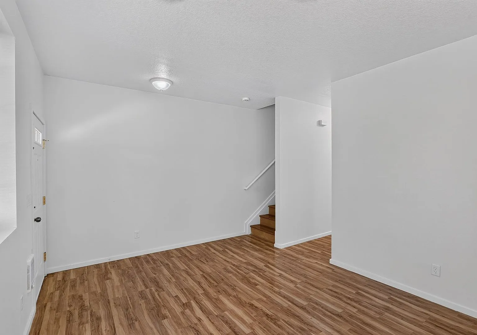 Bright & Spacious Townhome with Private Patio — Photo 4