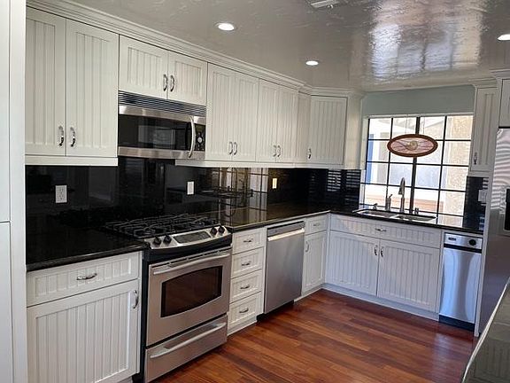 Kitchen with great cabinets, granite counters, stainless steel appliances.
